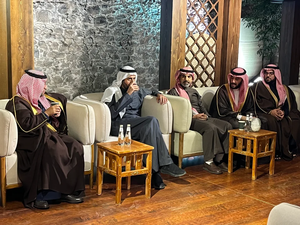 جانب من جلسة الضيافة خلال زيارة أمير منطقة المدينة المنورة