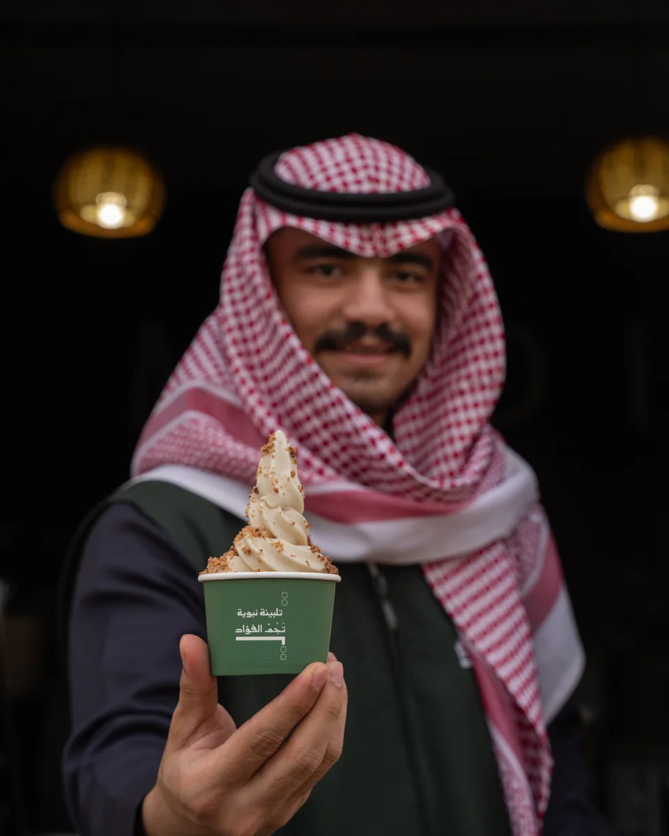 تقديم كوب التلبينة لزوار المهرجان