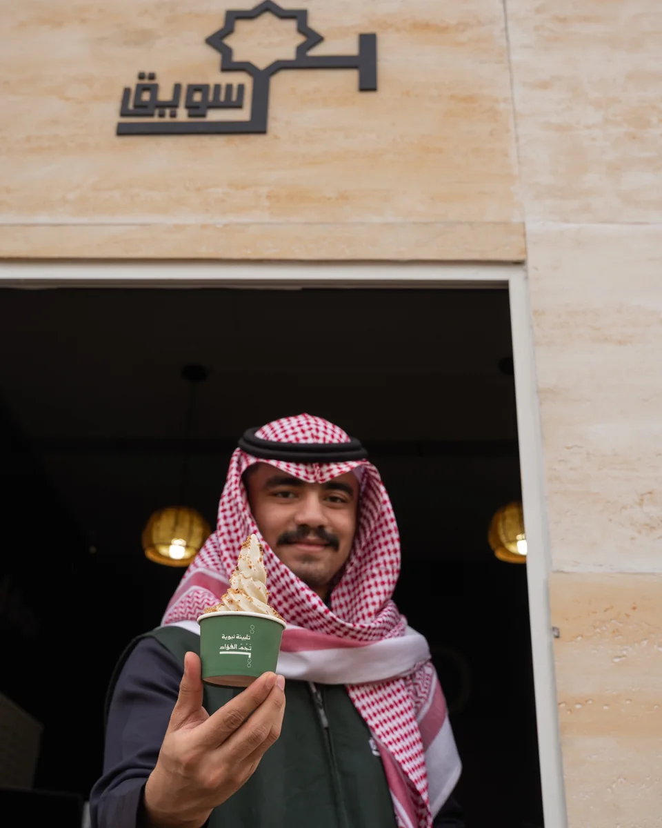 منتج سويق وهوية العلامة عند مدخل مهرجان الثقافات والشعوب